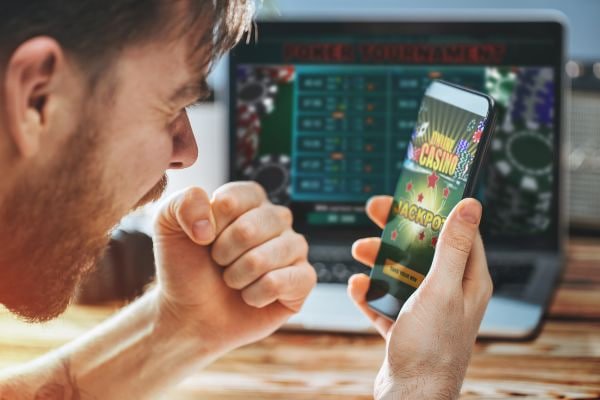 Người dùng Việt Nam thao tác đăng nhập và nạp tiền trên nền tảng win 58 qua điện thoại